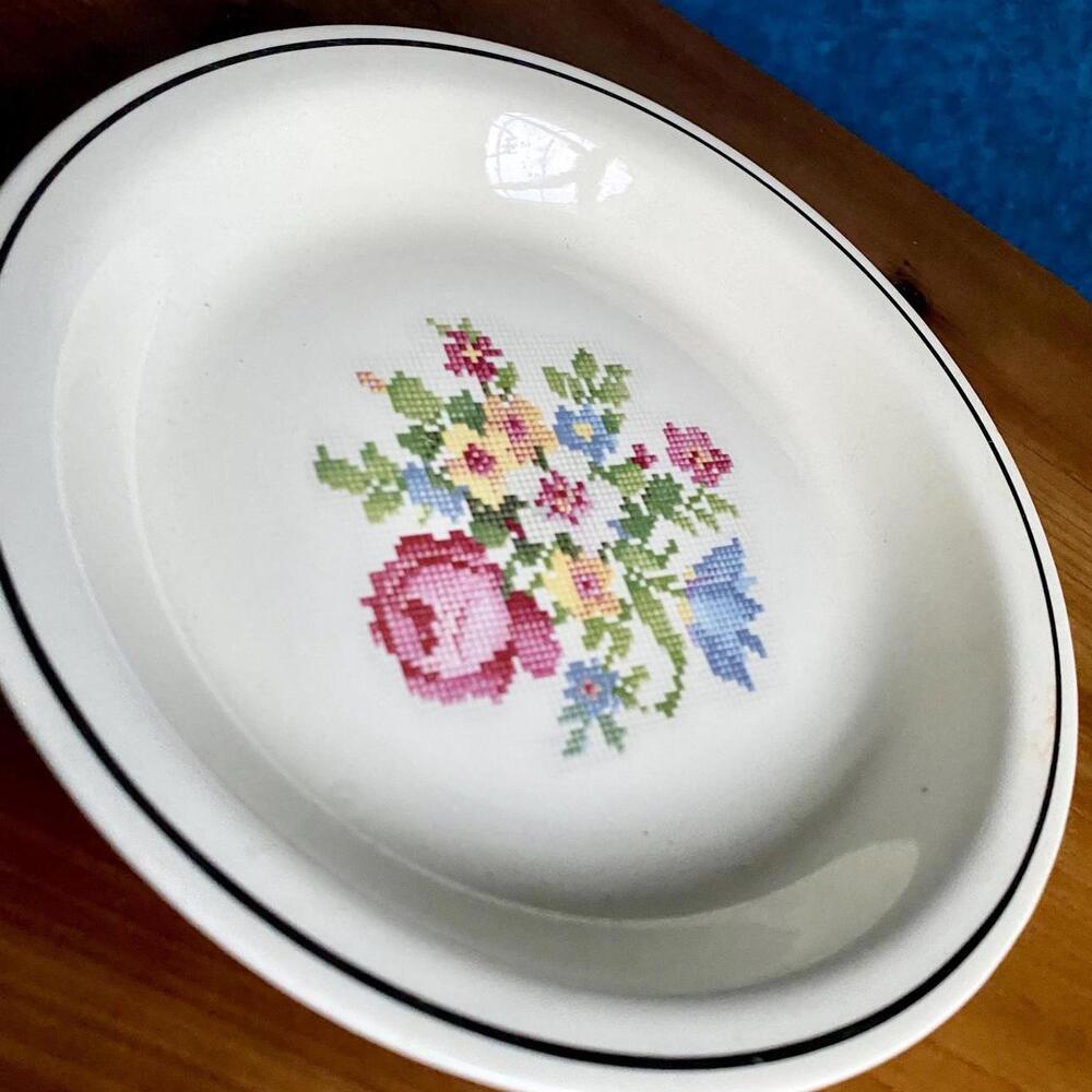 Vintage Kitchen Kraft Pie Plate: Pettipoint Floral Needlepoint Baking Dish
